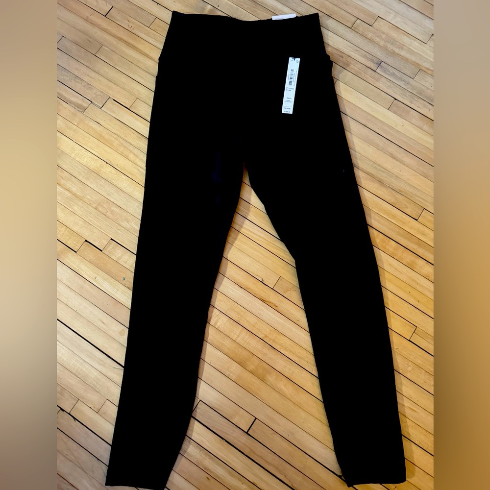 Victoria’s Secret high-rise essential leggings 24 inch inseam. Size extra small.